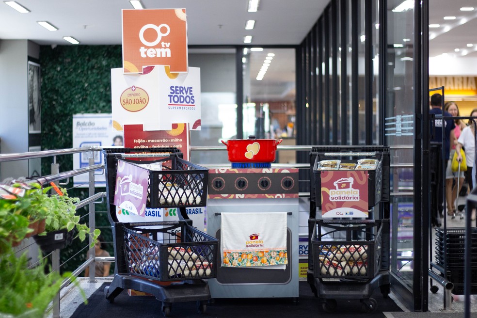 1 de 3
Campanha Panela Solidária tem como objetivo arrecadar alimentos não perecíveis às famílias de baixa renda. 'Dia D' ocorreu no sábado (21), em Pirajuí (SP) — Foto: @Oginunes e @gigio_comunicacao/Divulgação
