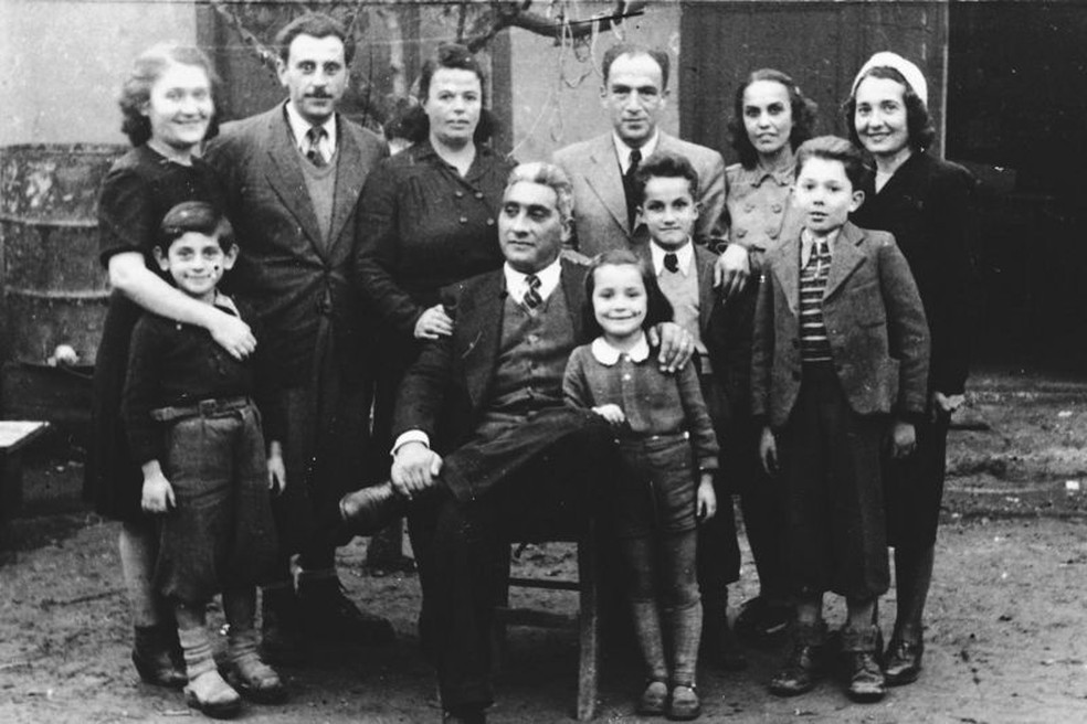 Fam&iacute;lias de refugiados judeus da Iugosl&aacute;via vieram para a Alb&acirc;nia escapando do Holocausto &mdash; Foto: Museu Memorial do Holocausto dos Estados Unidos via BBC