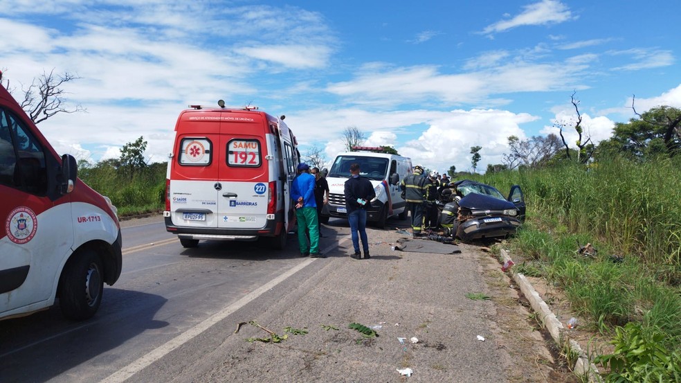 Samu socorreu as vítimas na rodovia em Barreiras — Foto: Corpo de Bombeiros