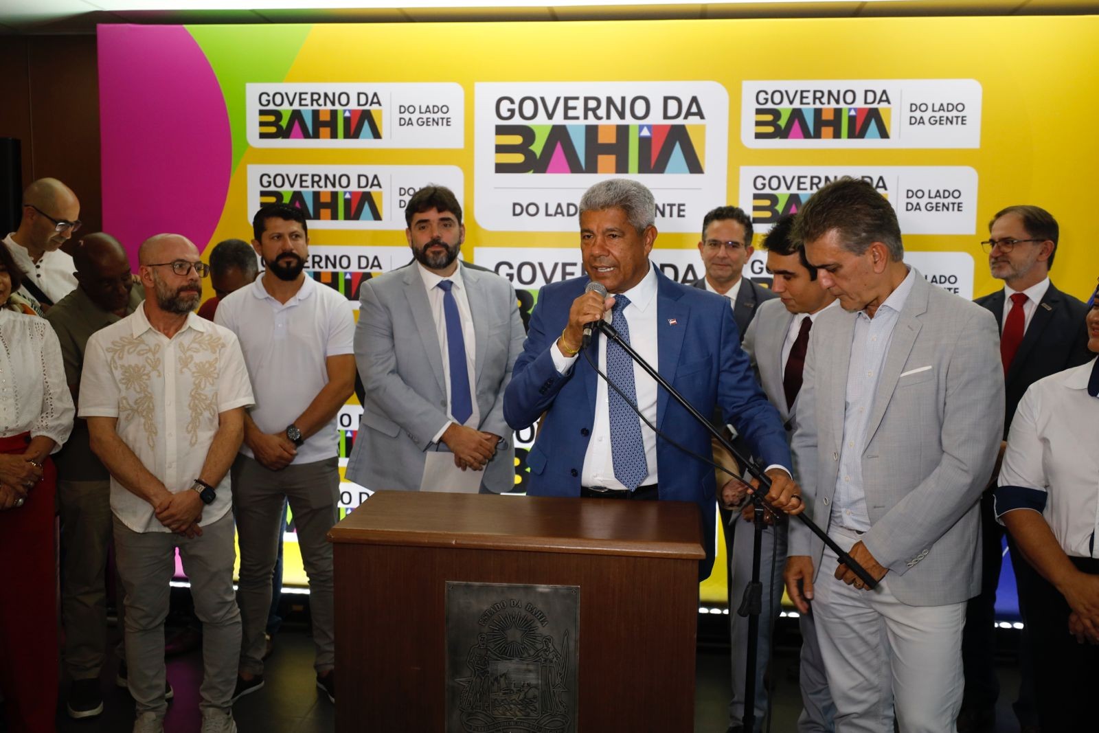 Governador Jerônimo Rodrigues sanciona lei que cria abono extraordinário para profissionais da educação da rede estadual