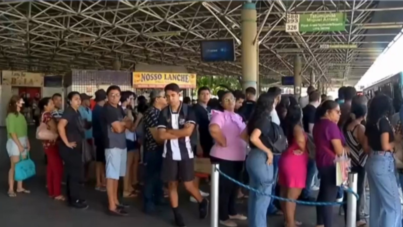 Trabalhadores e estudantes chegam atrasado após empresas suspenderem 25 linhas de ônibus em Fortaleza
