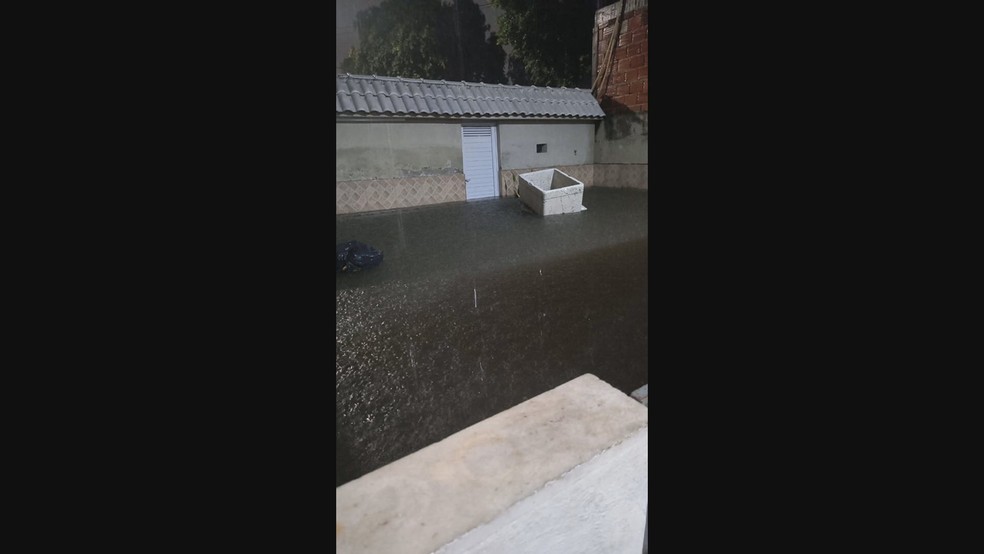 Chuva causou alagamento em Fazenda Botafogo, na Zona Norte — Foto: Reprodução/TV Globo