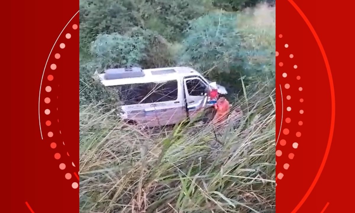 Batida entre van e caminhonete deixa feridos na Bahia