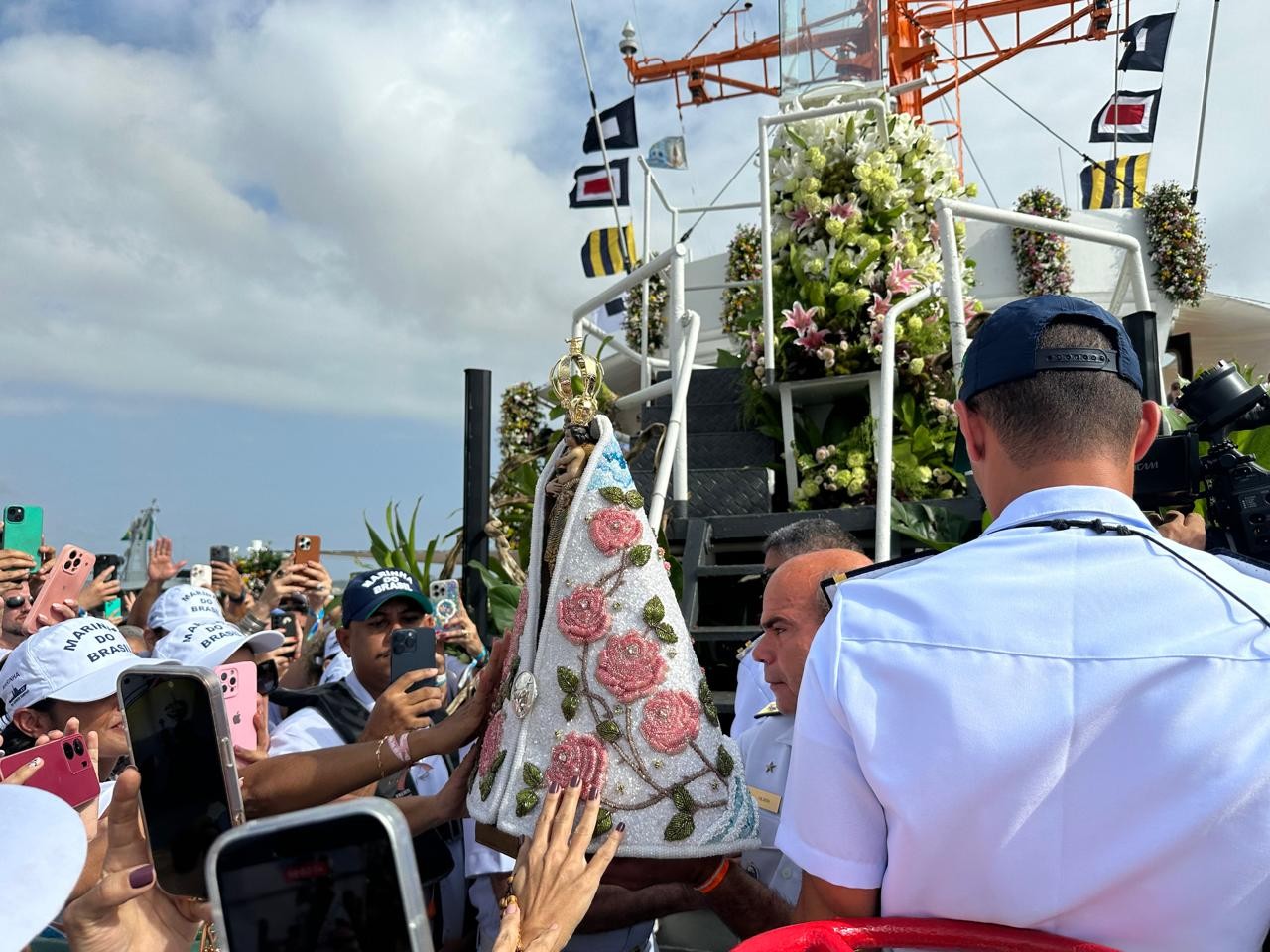 Imagem de Nazaré é homenageada por terra e águas em procissões que reúnem milhares no Círio 2025