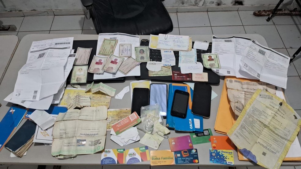 Suspeitos de integrarem organização criminosa suspeita de fraudar financimentos de motos foram presos — Foto: Polícia Civil