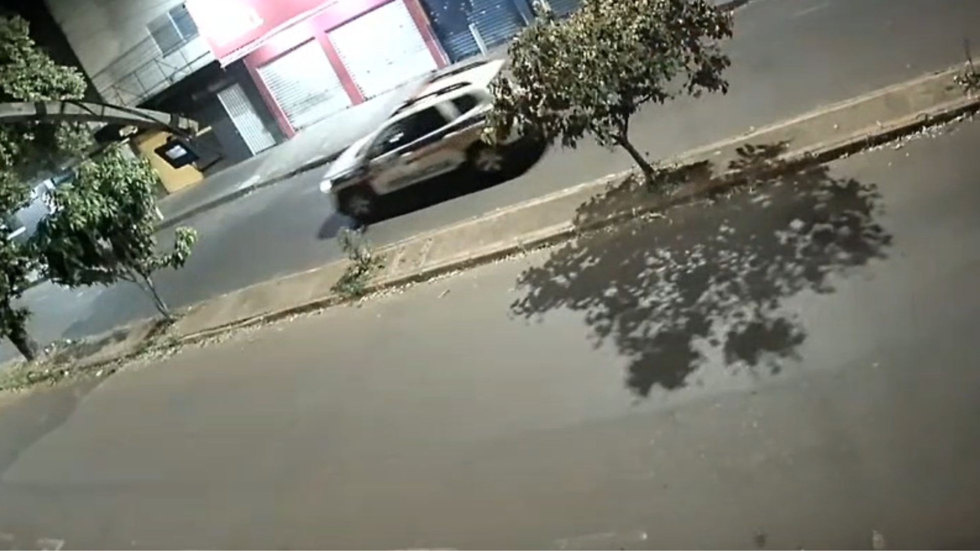 Vídeo mostra moto atingir canteiro central em acidente que matou homem no bairro Morumbi