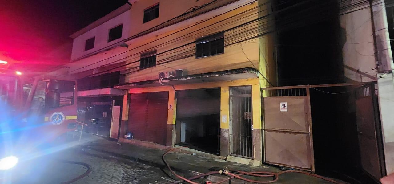 Incêndio atinge fábrica de tecidos e cerca de 30 pessoas precisam ser hospitalizadas em MG; VÍDEO