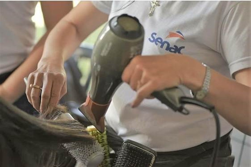 Aula de cabeleireiro do Senac, em imagem de arquivo — Foto: Senac-DF / Divulgação