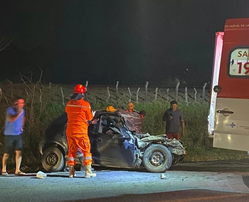 Dois homens morrem após acidente envolvendo carro e carreta na BR-424, em Garanhuns