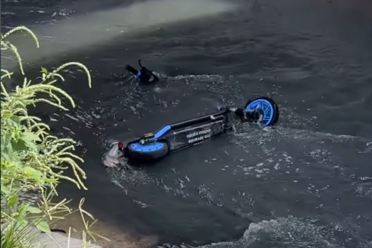 Patinete elétrico é encontrado dentro de canal em Caruaru