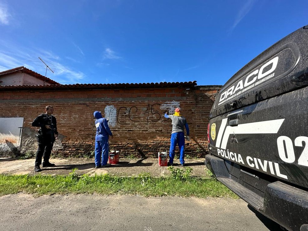 Polícia e Prefeitura cobrem pichações feitas por facções criminosas após operação na Zona Norte de Teresina — Foto: Polícia Civil do Piauí 