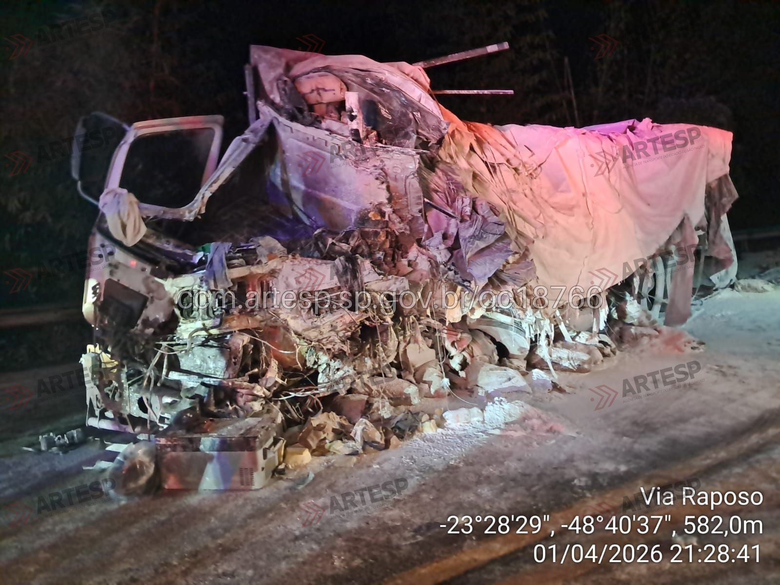 Acidente entre carretas, caminhão e carro deixa um morto e dois feridos na Raposo Tavares em Paranapanema 