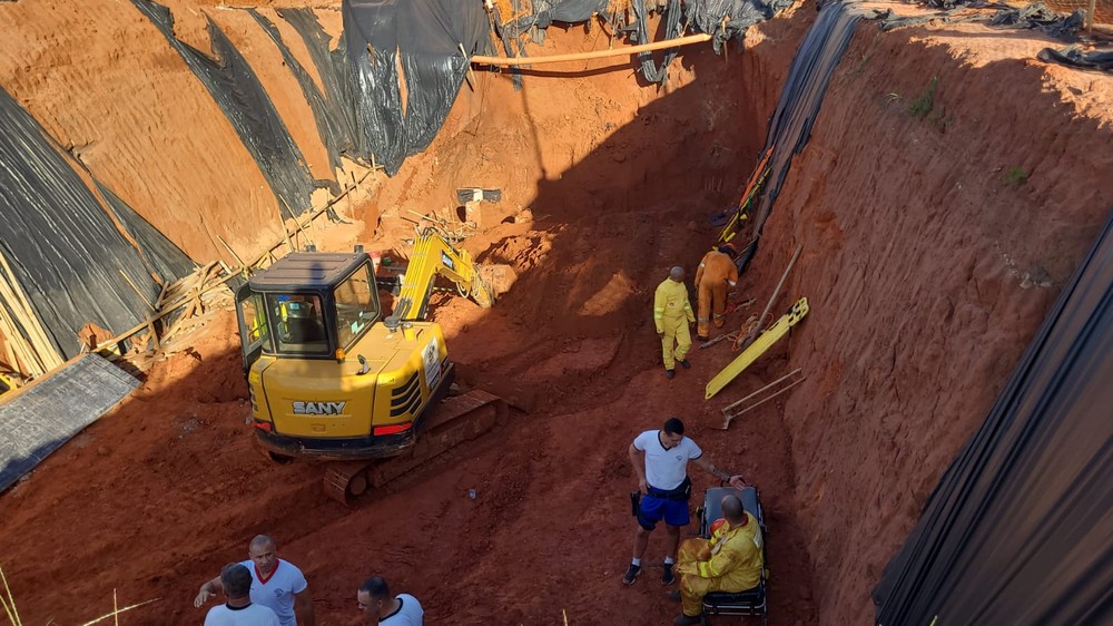 Quatro operários morrem após escavação ceder em frigorífico - Imagem: Divulgação / Defesa Civil