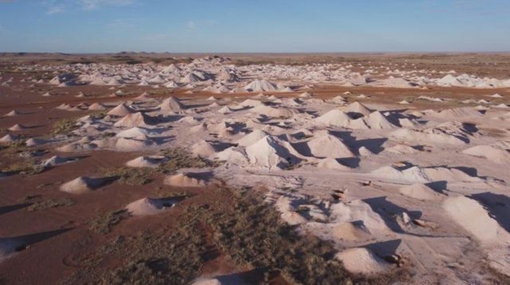 Andar a pé no deserto perto de Coober Pedy pode ser perigoso. O terreno é salpicado de poços de mineração abandonados — Foto: Getty Images/via BBC