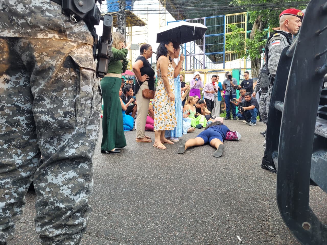 Familiares de PMs presos voltam a protestar e bloqueiam ônibus durante transferência no Amazonas; VÍDEO
