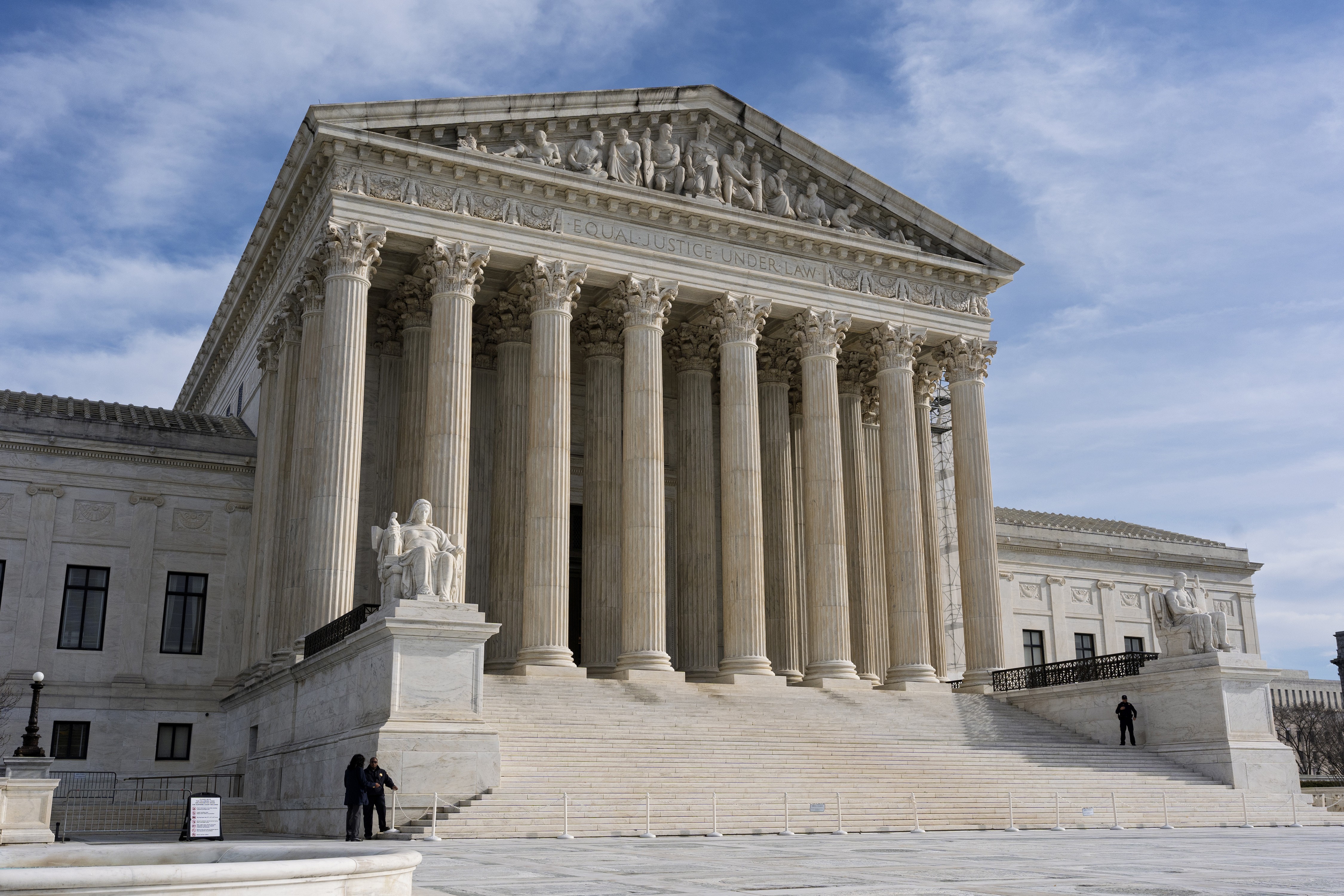 Suprema Corte dos EUA avalia se juiz pode impedir Trump em caso de cidadania por nascimento
