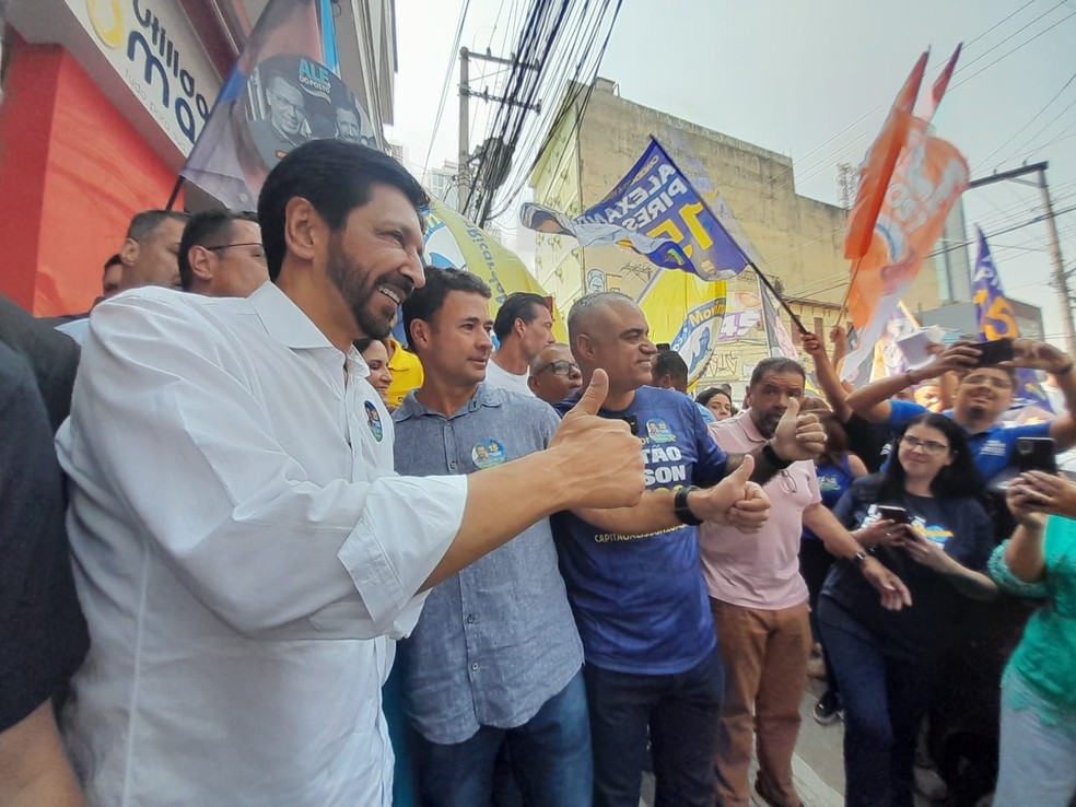 João Silva faz caminhada com apoiadores em SP — Foto: Paola Patriarca/g1