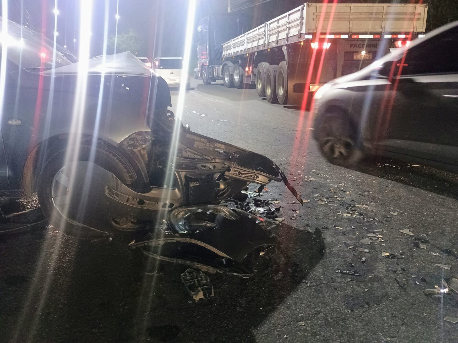 Acidente entre carro e carreta deixa homem ferido em Volta Redonda