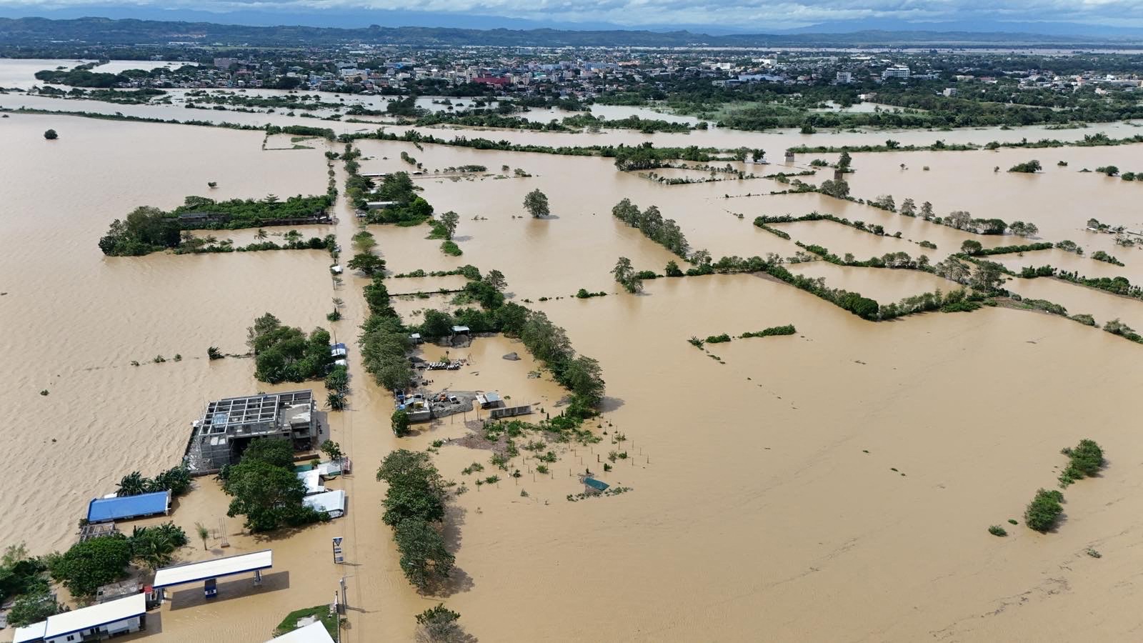 Número de mortes provocadas por tempestade tropical nas Filipinas passa dos 100