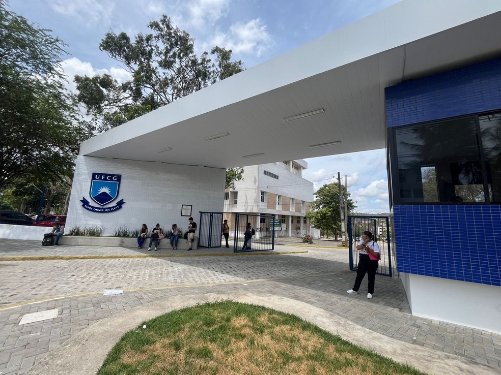 Entrada do campus sede da UFCG, em Campina Grande — Foto: Bruna Couto / g1
