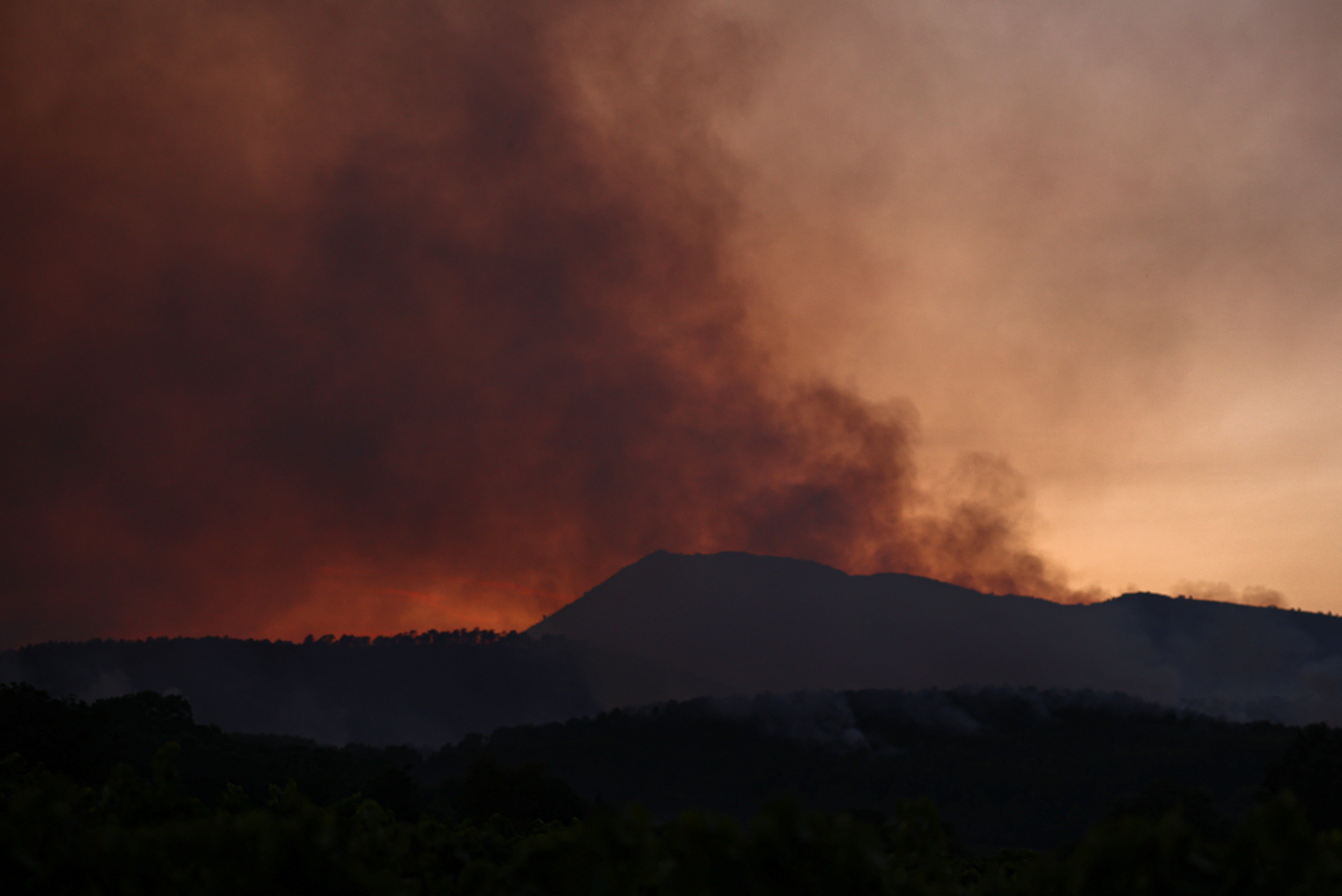 Incêndios florestais deixam milhares de deslocados no sul da Europa