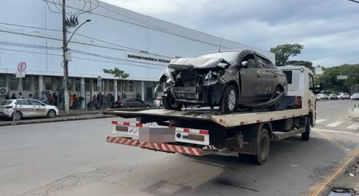 Carro bate em parede de lanchonete na avenida dos Andradas, em Juiz de Fora