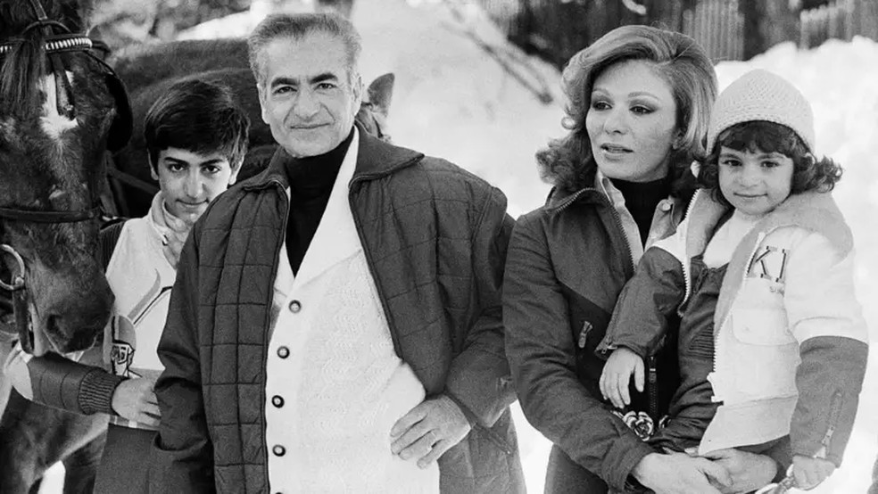 O xá e sua família em férias de inverno na década de 1970. — Foto: Getty Images via BBC