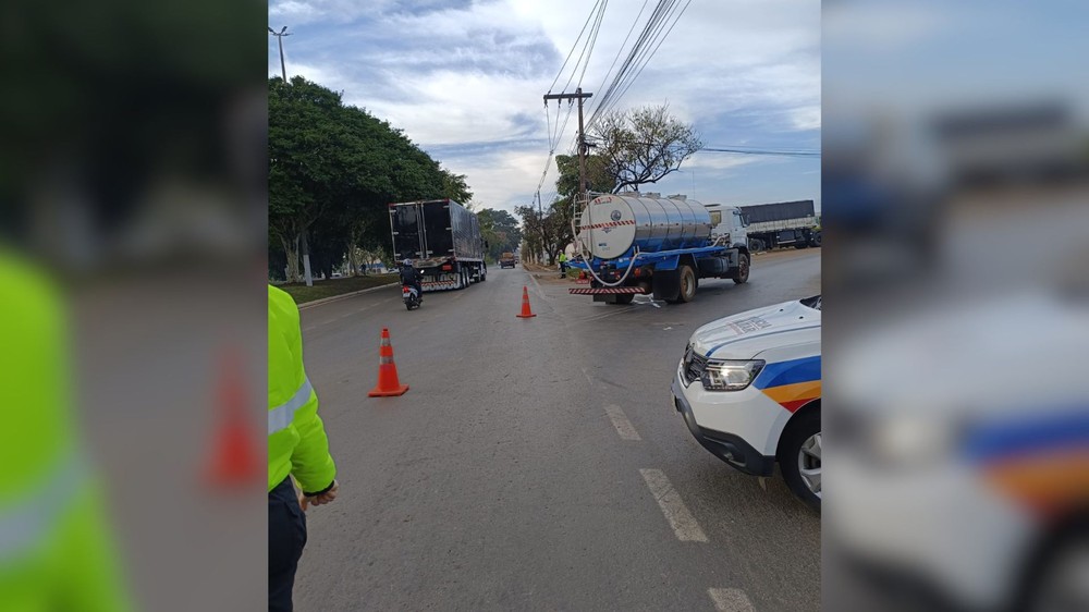 Motociclista fica ferido após colisão e vai parar embaixo de caminhão em Patos de Minas