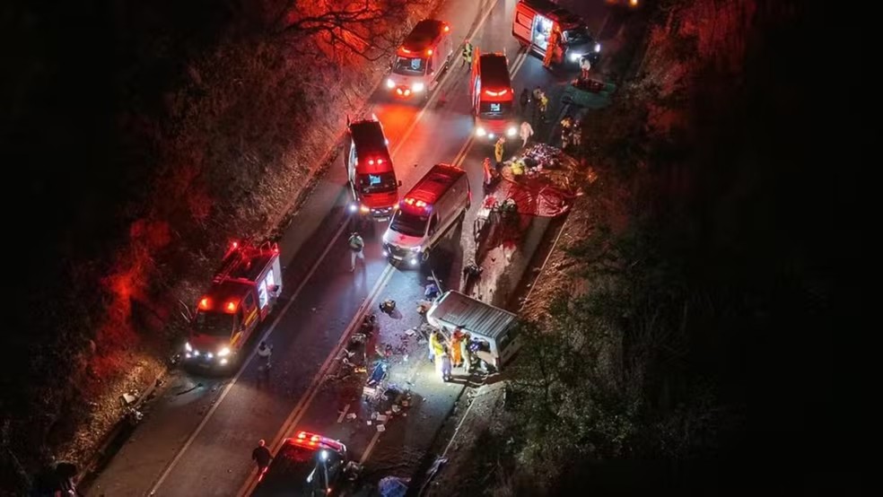 Equipes de resgate atendem vítimas de colisão entre carro e van na BR-452, em Uberlândia; quatro pessoas morreram e 16 ficaram feridas  — Foto: Via Drones/Divulgação