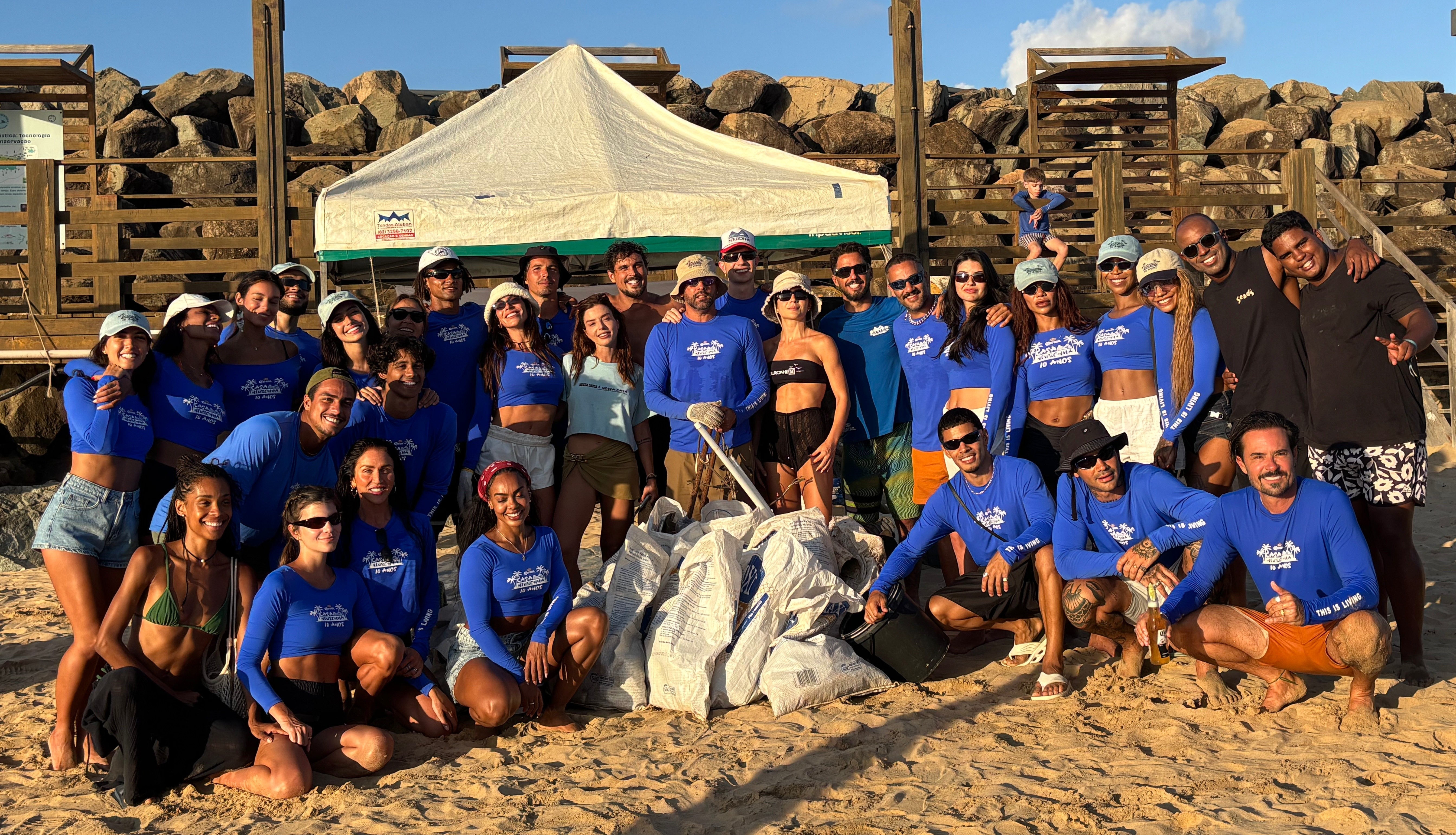 Filipe Toledo e outros famosos participam de mutirão de limpeza em Fernando de Noronha; VÍDEO