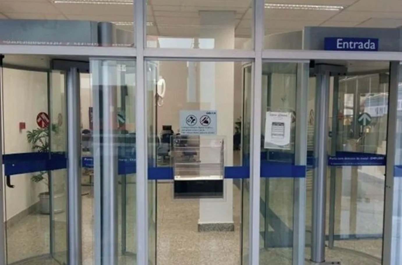 Banco é condenado a pagar R$ 50 mil por discriminação contra servente de pedreiro negro