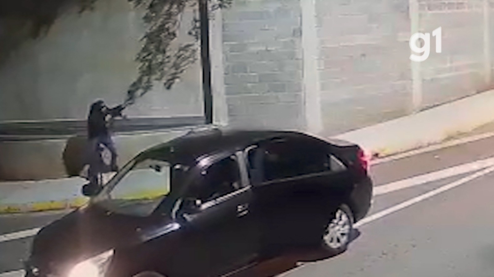 VÍDEO mostra tiroteio entre criminosos e policiais militares em Bragança Paulista; um PM foi baleado