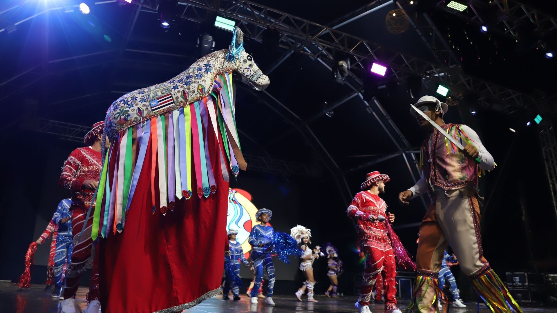 Do norte ao sul do país, grupos encaram horas de viagem e desembarcam em Olímpia para o Festival do Folclore