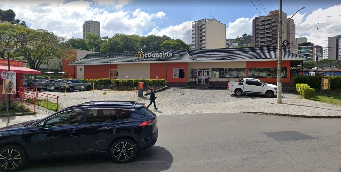 Funcionária de rede de fast food leva coronhada na cabeça durante assalto em Juiz de Fora