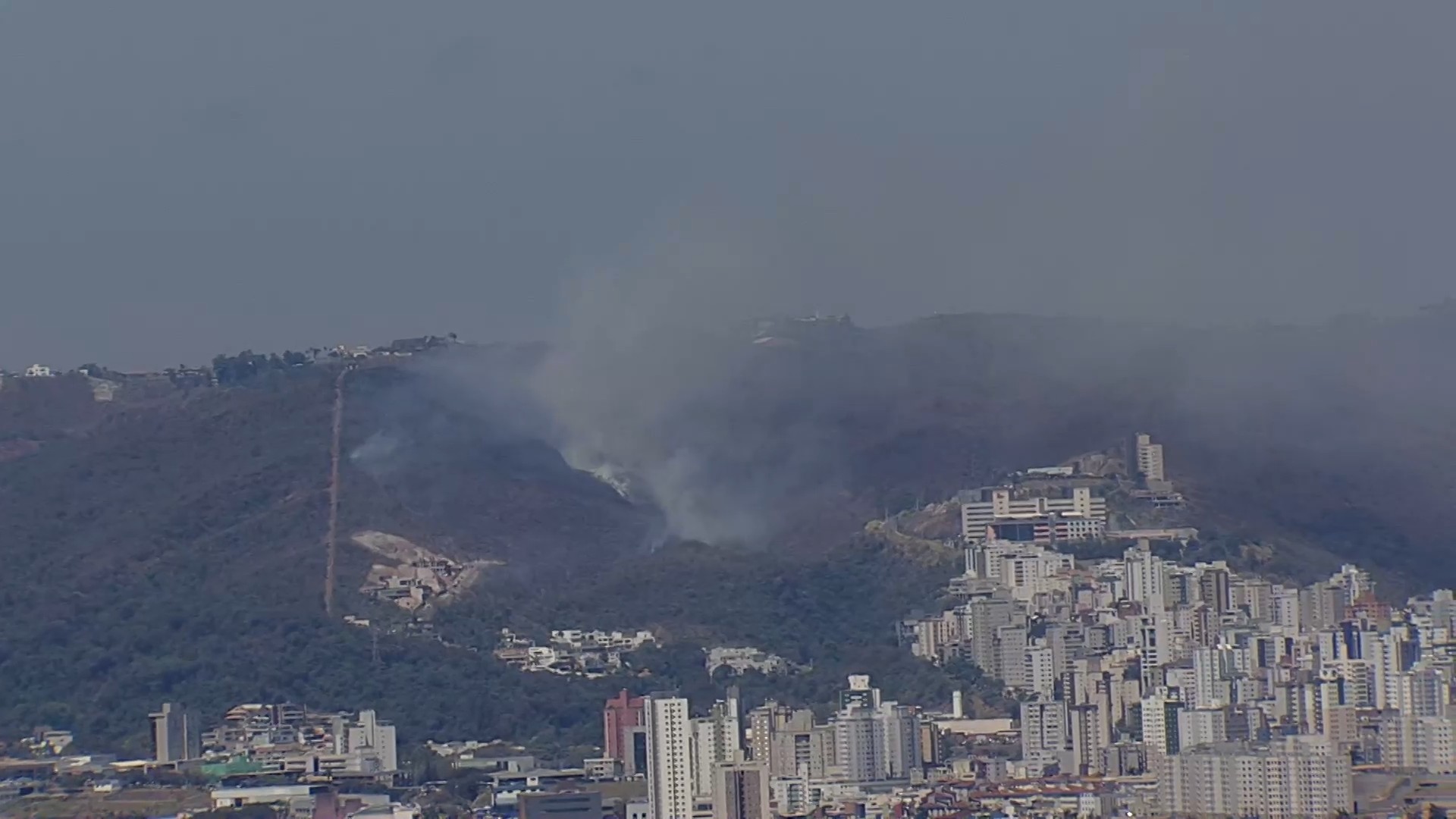 Incêndio atinge área de preservação no Buritis, em BH