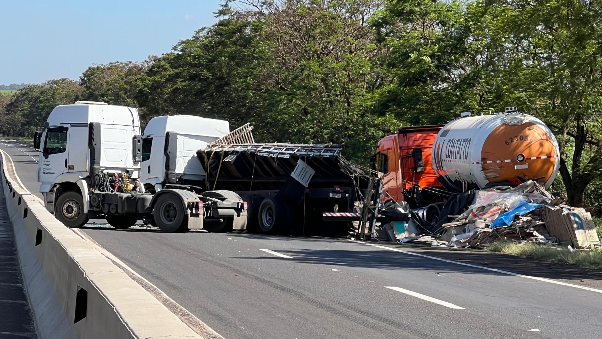 Motociclista morre em acidente envolvendo três caminhões, carro e a moto no interior de SP