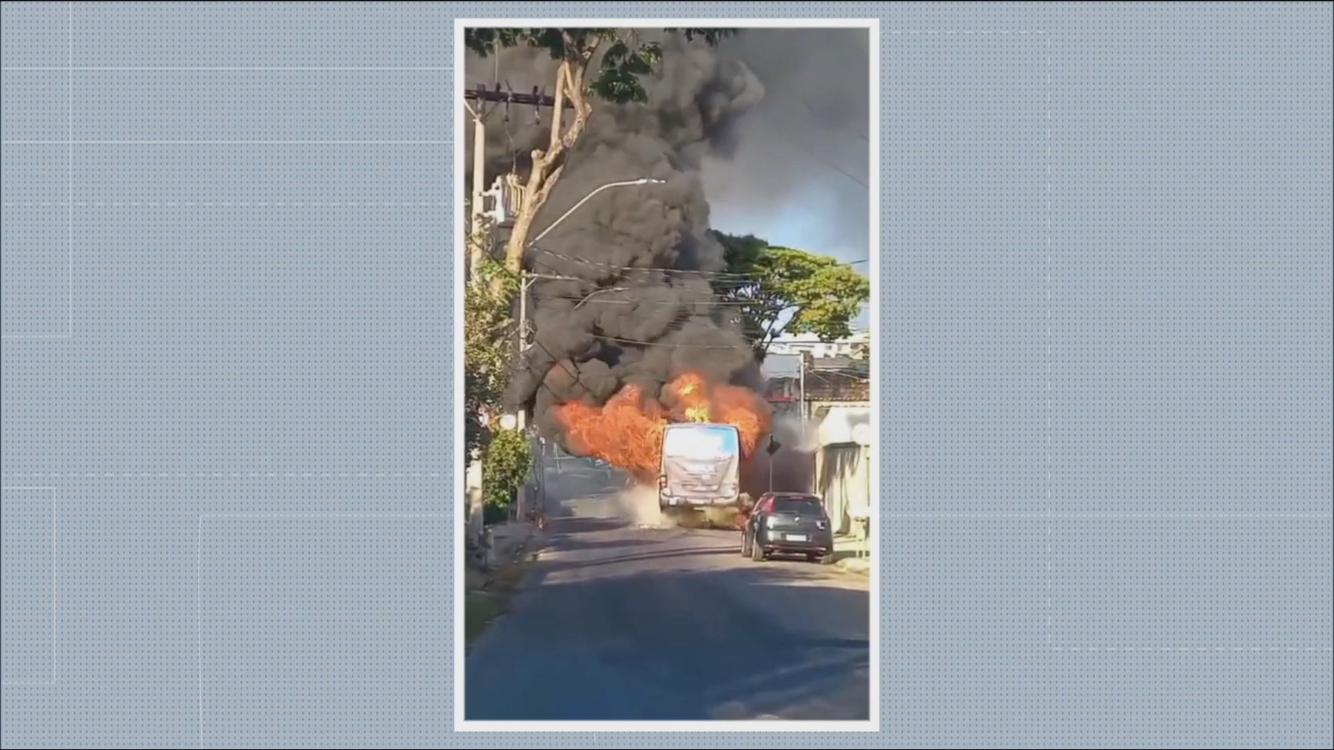 Ônibus pega fogo em Contagem; vídeo mostra chamas se espalhando rapidamente
