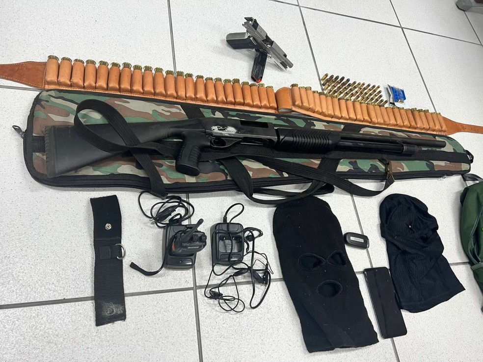 Polícia apreendeu armas com suspeitos de tentativa de latrocínio contra PM em Caucaia. — Foto: Polícia Civil/ Divulgação