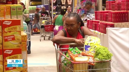 Comidas juninas sofrem reajuste e exigem muita pesquisa dos consumidores