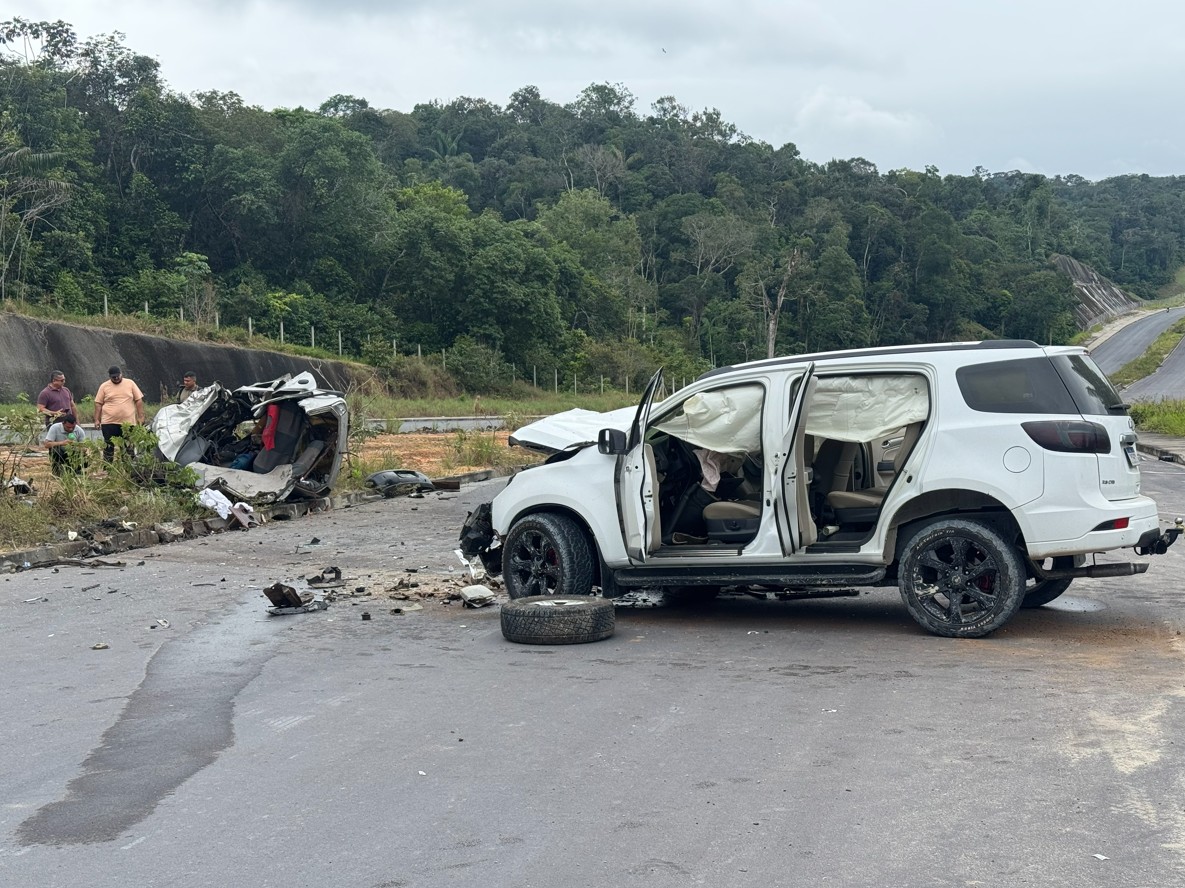 Colisão entre dois carros deixa um morto e três feridos em avenida da Zona Norte de Manaus