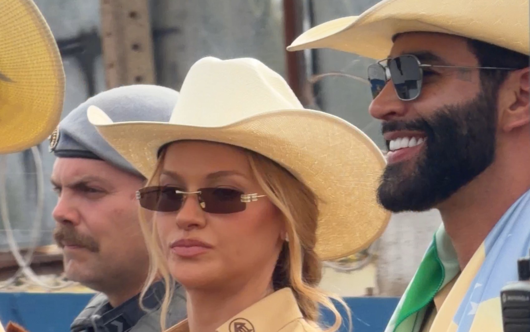 Gusttavo Lima comanda cavalgada com Andressa Suita e famosos pelas ruas de Barretos