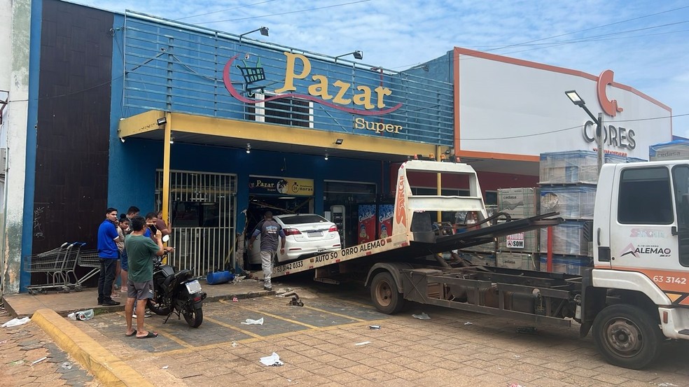 Carro invadiu distribuidora após confusão — Foto: Kaliton Mota/TV Anhanguera