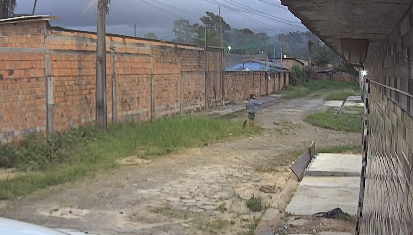 Criança cai em bueiro sem tampa enquanto empinava pipa em Ananindeua, no Pará