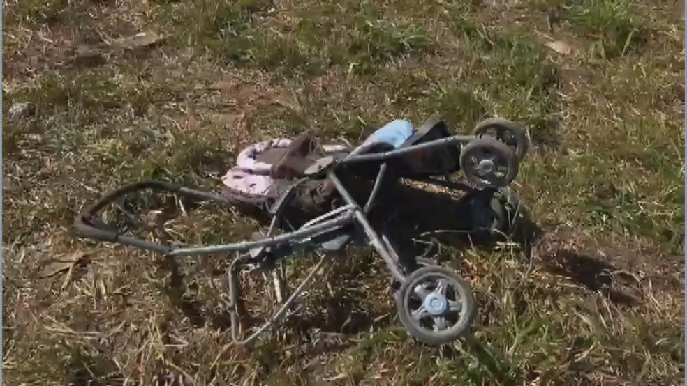 Criança estava no carrinho de bebê quando foi atingida — Foto: Reprodução/TV Oeste