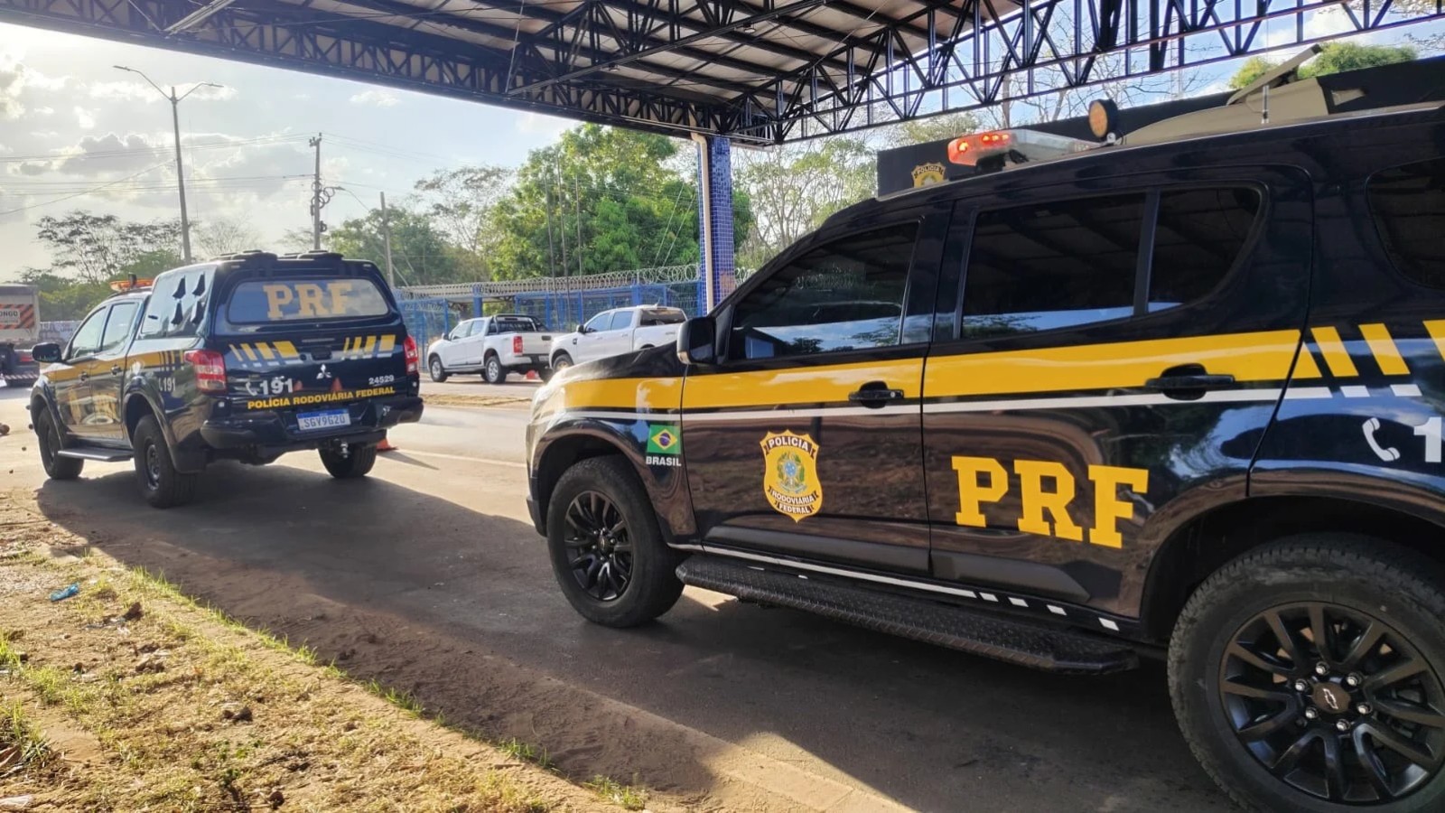 Quatro pessoas são flagradas com R$ 67 mil e extratos bancários na BR-343, no PI 