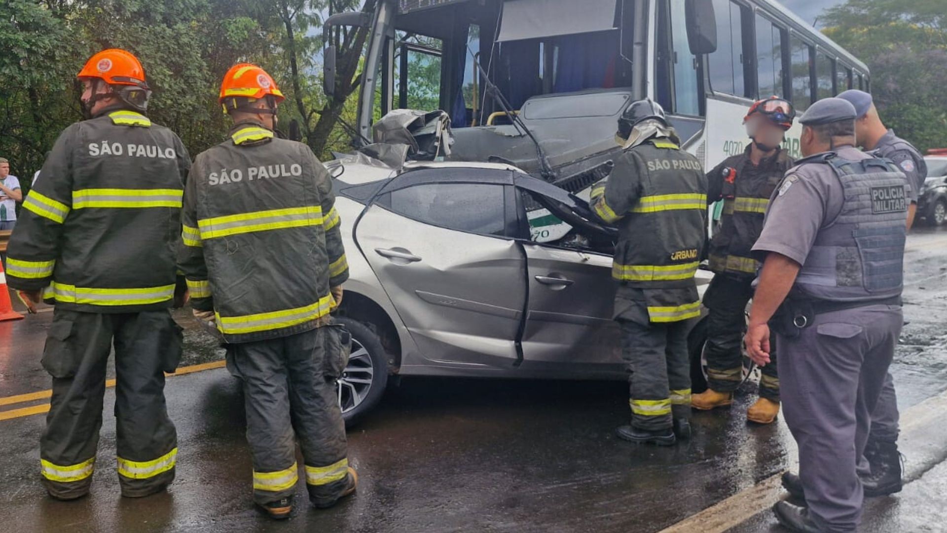 Motorista de carro morre após bater de frente com ônibus em rodovia no interior de SP