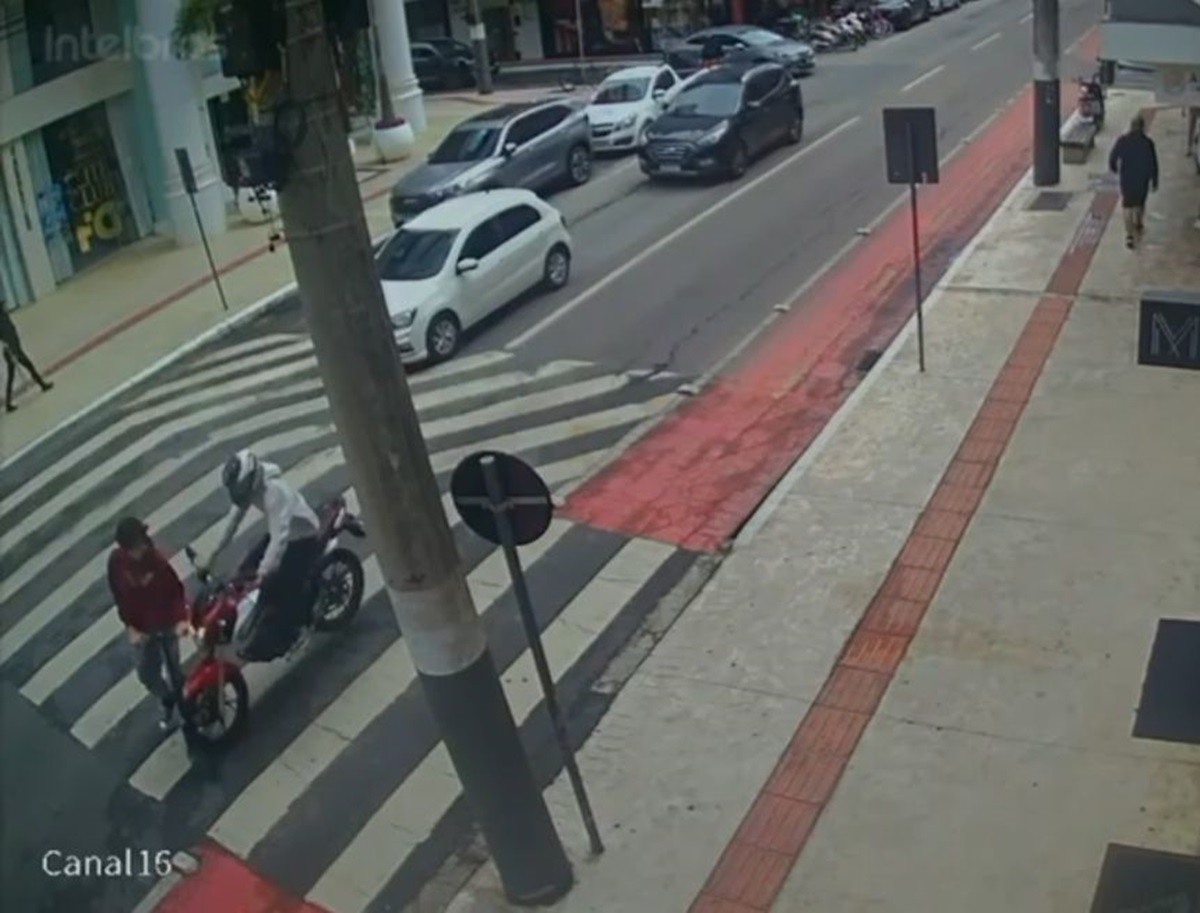 VÍDEO: adolescente em patinete é atropelado ao atravessar faixa de pedestre em Balneário Camboriú