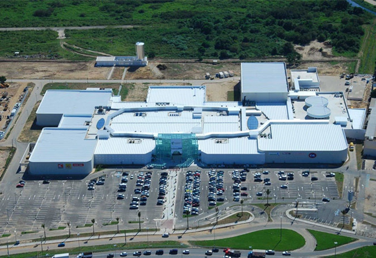 Mulher é sequestrada após sair de shopping em Campos, forçada a transferir dinheiro e abandonada em Guandu