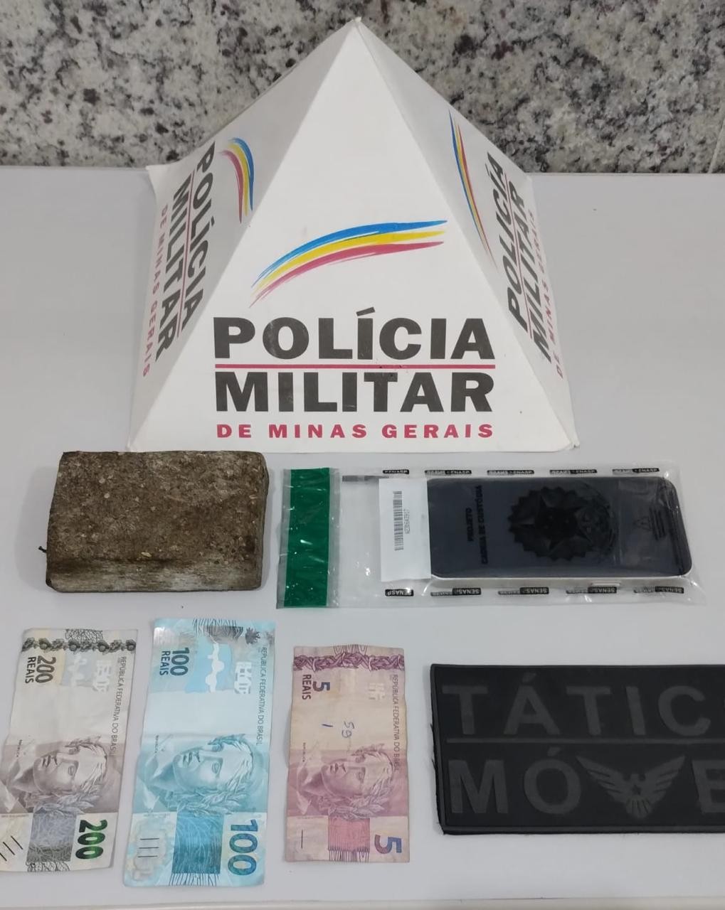 Homem é preso por tráfico após denúncias de que ele estaria vendendo drogas por aplicativo de mensagens em Mantena