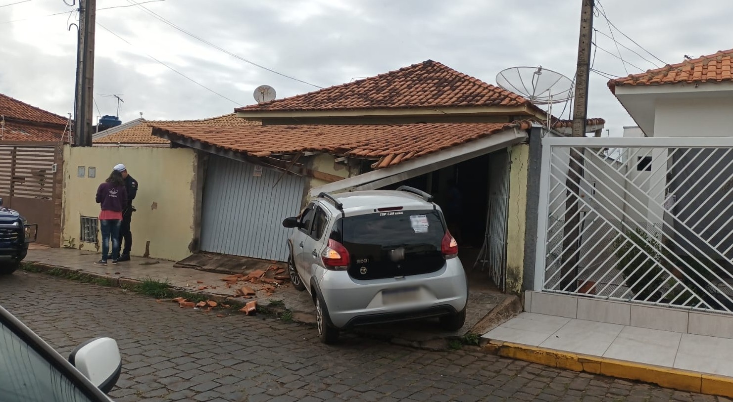 Motorista perde o controle da direção e invade casa em Itararé